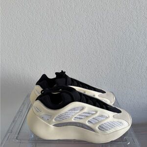 Adidas Yeezy 700 v3 shoes (Size: 11.5)